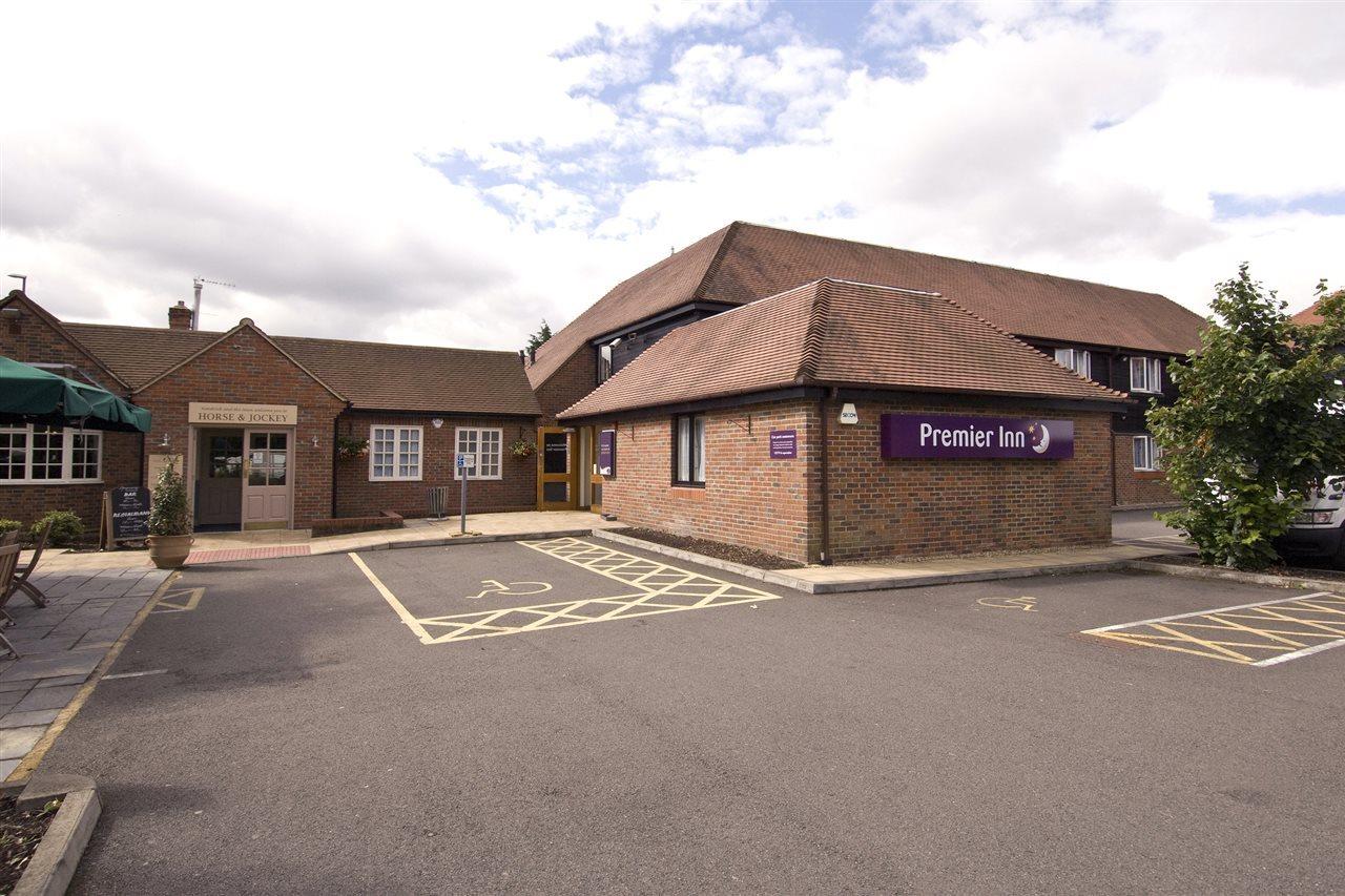 Premier Inn Aylesbury Exterior photo