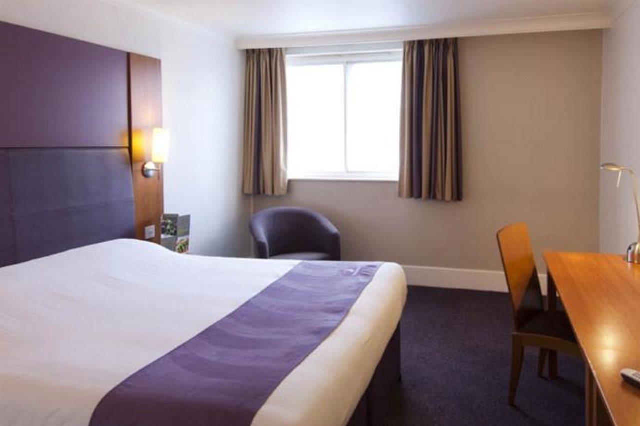 Premier Inn Aylesbury Exterior photo