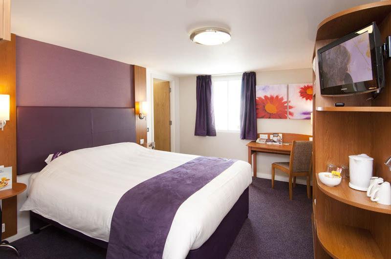 Premier Inn Aylesbury Exterior photo