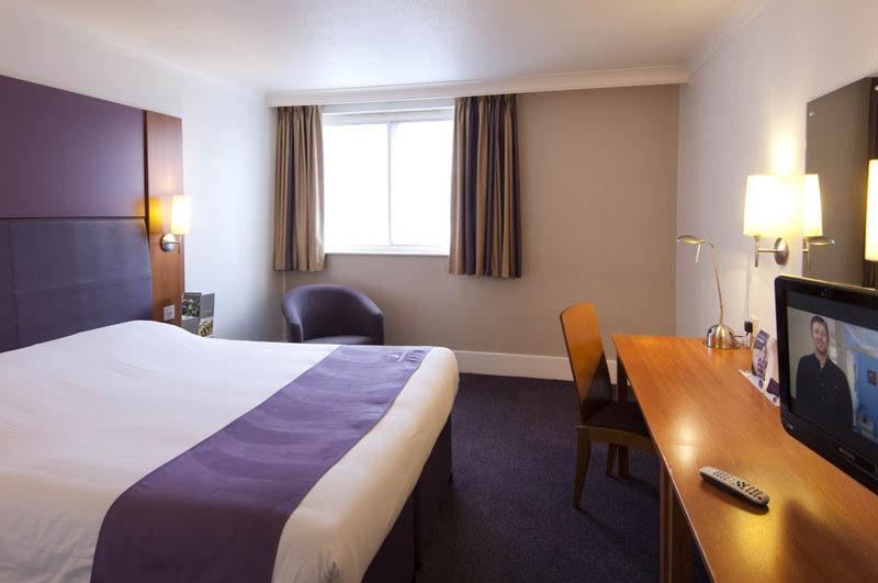 Premier Inn Aylesbury Exterior photo