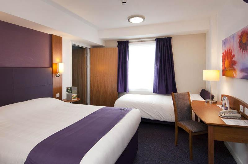 Premier Inn Aylesbury Exterior photo