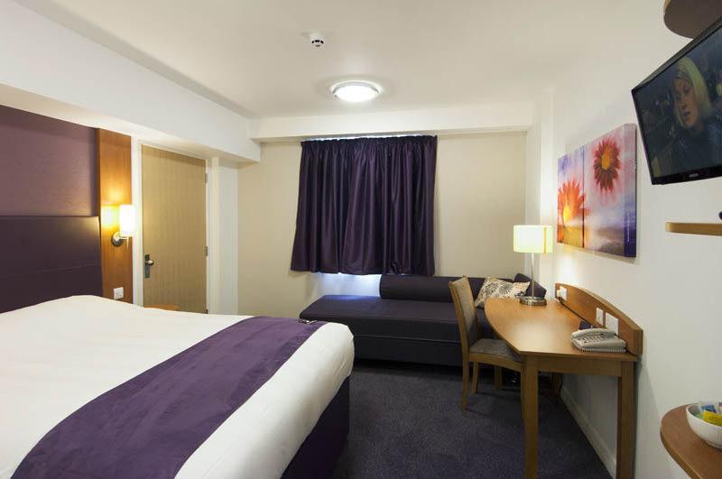 Premier Inn Aylesbury Exterior photo